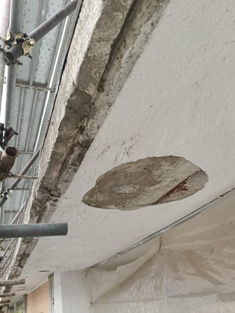 Frontalino di gronda in cemento armato deteriorato con ferri esposti