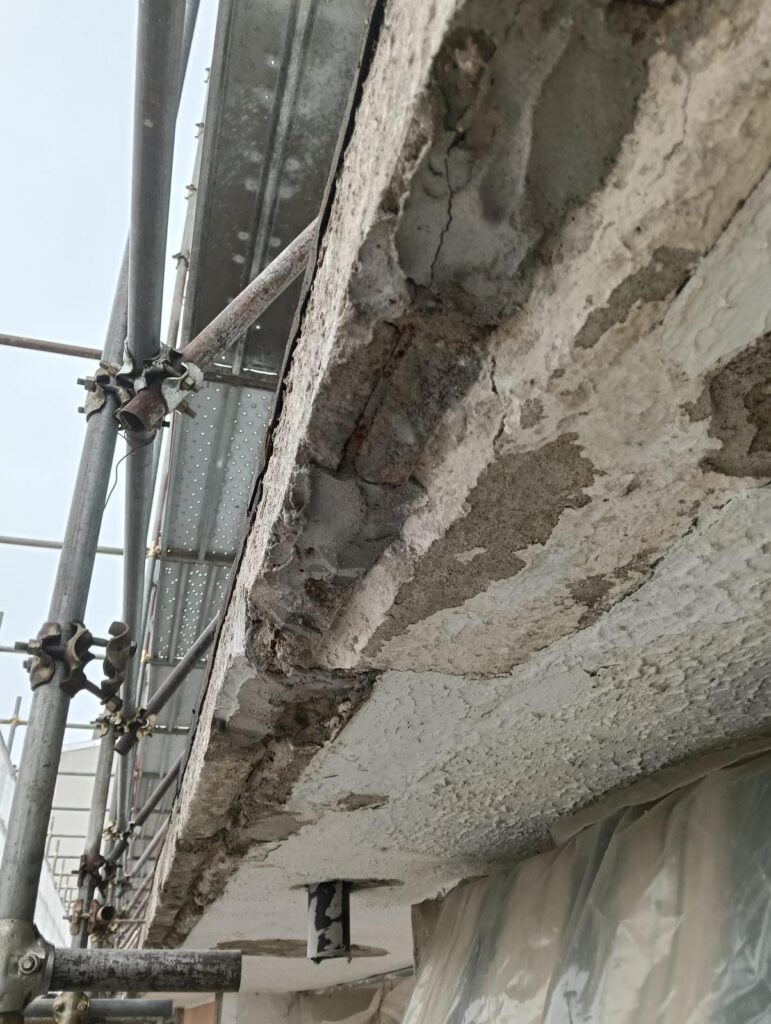 Frontalino di gronda in cemento armato deteriorato con ferri esposti