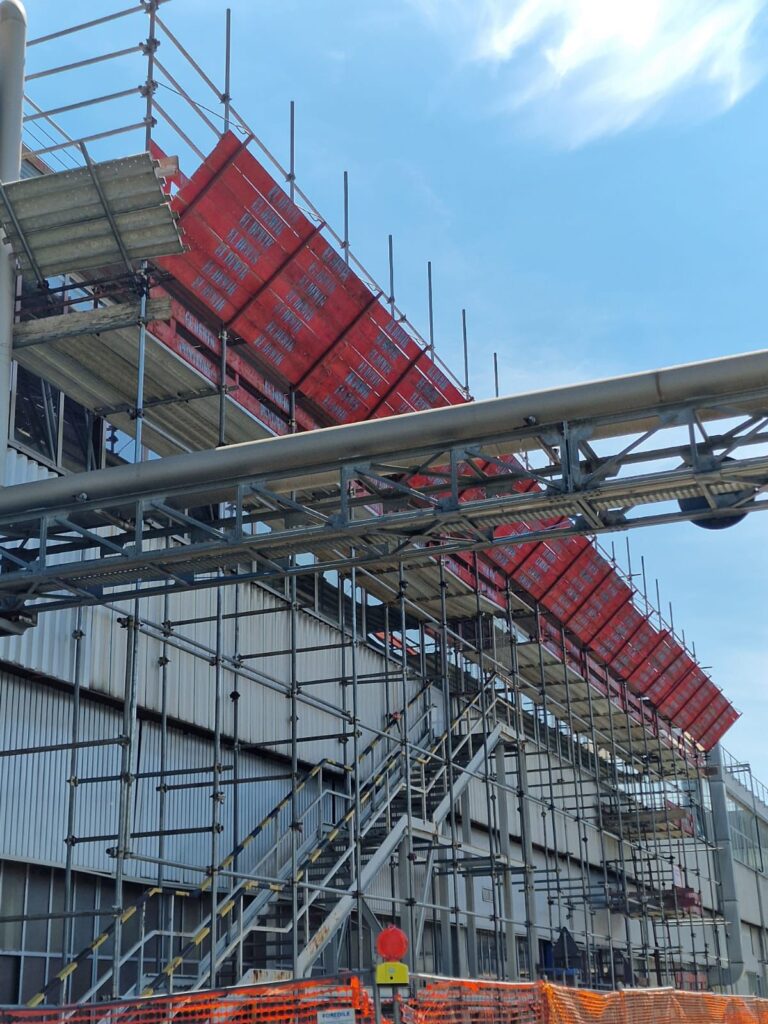 Ponteggio installato a servizio della copertura piana di edificio industriale