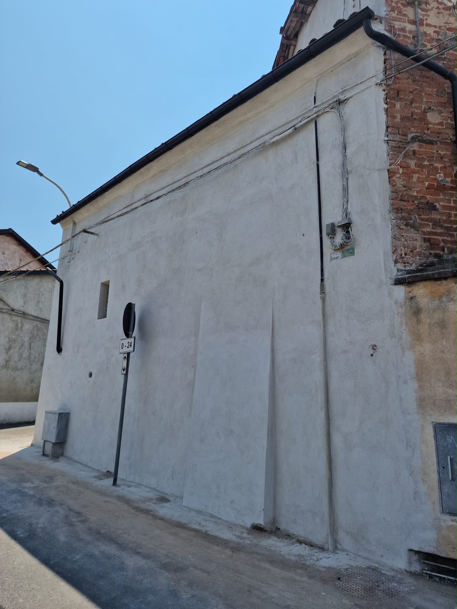 ✅ Cantiere completato – Cambiano 🏗️Conclusi i lavori di ripristino della facciata con nuovo intonaco, eseguiti con cura e attenzione ai dettagli per restituire all’edificio estetica, protezione e valore nel tempo.