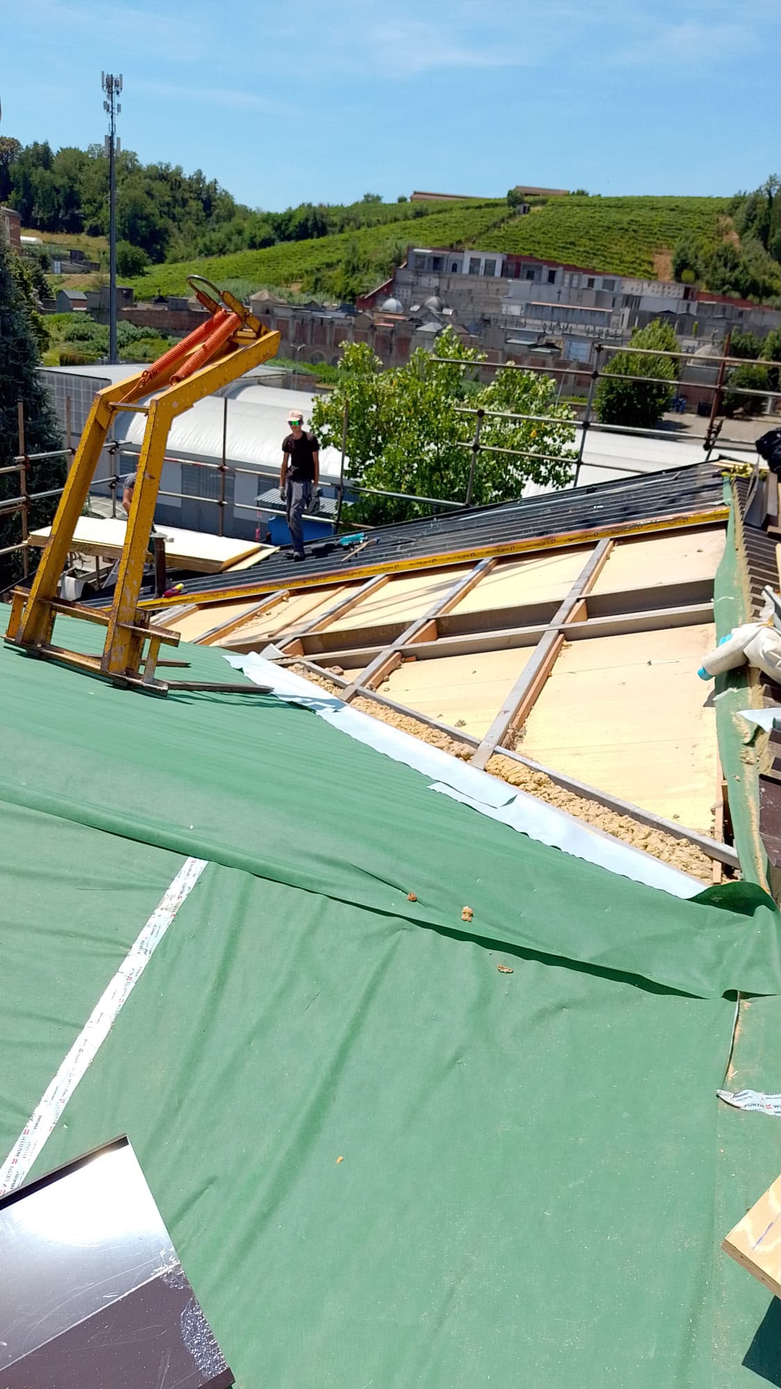 🚧 Cantiere in corso – Castelnuovo Don Bosco 🏗️Proseguono i lavori di rifacimento della nuova copertura, un intervento studiato per garantire maggiore sicurezza, efficienza e durata nel tempo.