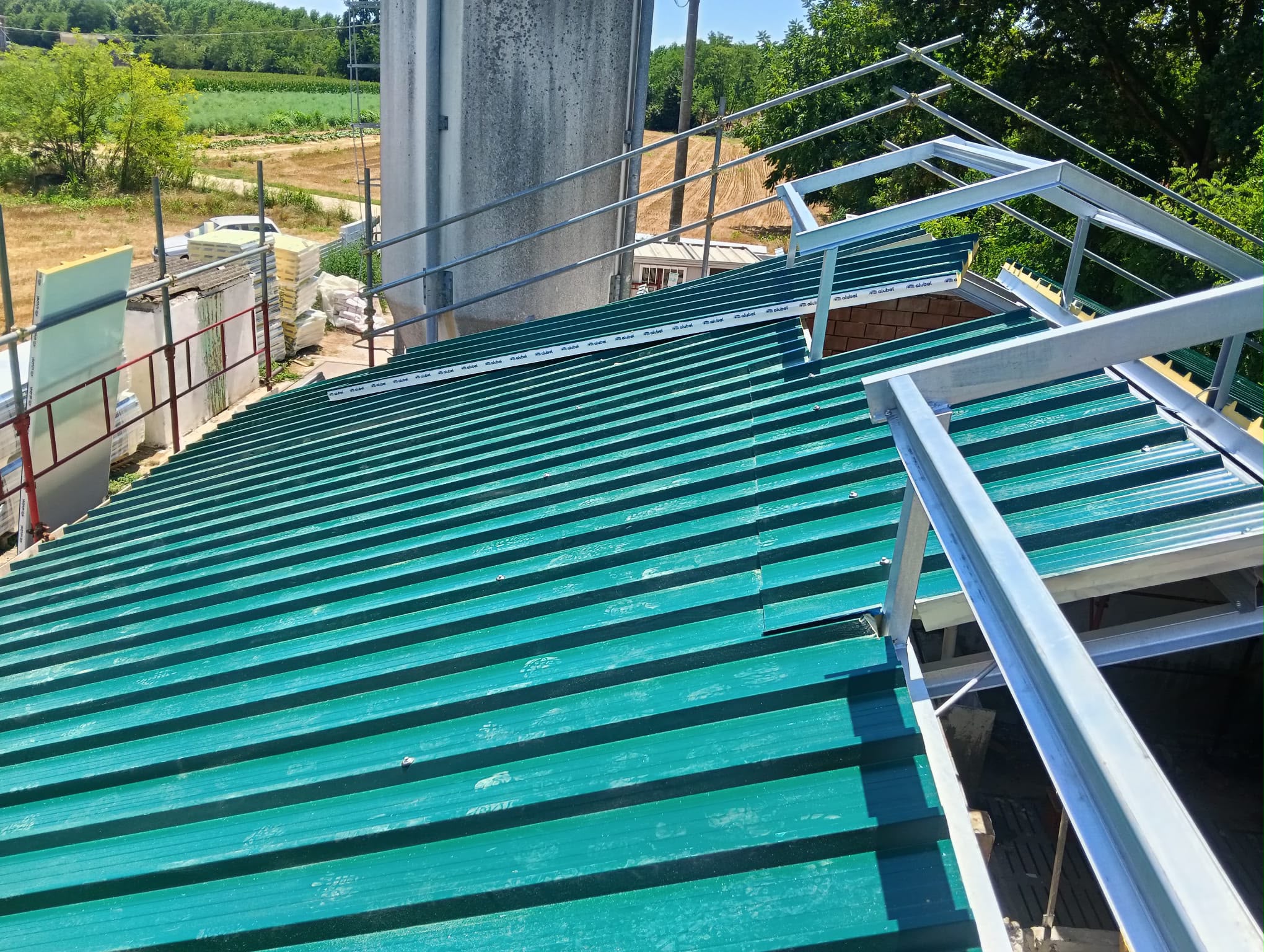 🚧 Cantiere in corso – Santena 🏗️La struttura in ferro è stata completata e i lavori proseguono con la realizzazione dei tamponamenti e la chiusura della copertura.