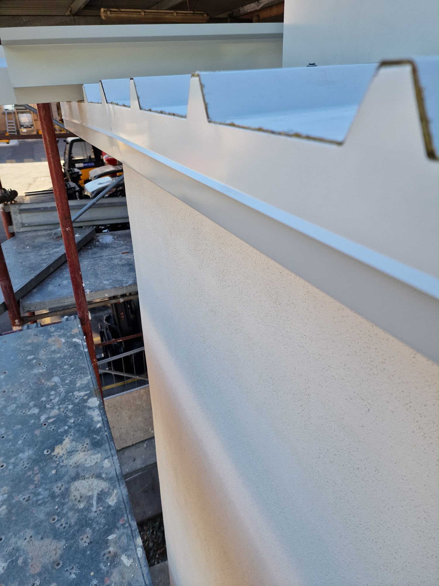 ✅ Cantiere completato – Villar Perosa 🏗️Conclusa la realizzazione del nuovo blocco bagni, con il completamento degli intonaci interni ed esterni e della nuova copertura.