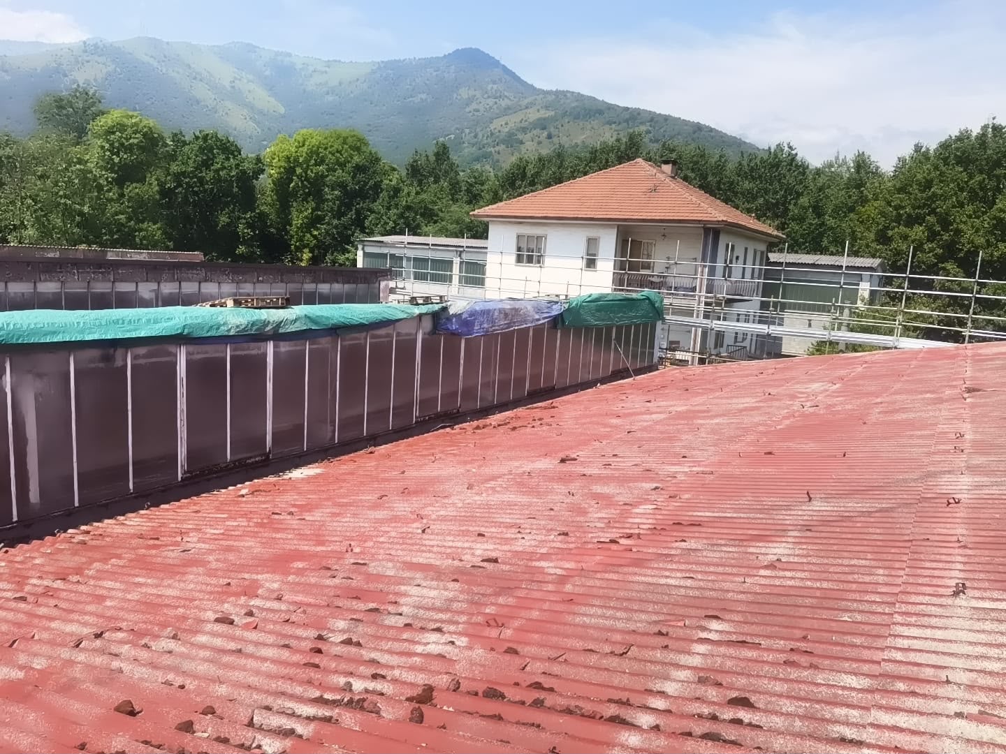 🚧 Cantiere “La Cassa” – Bonifica della copertura in amianto in corso….