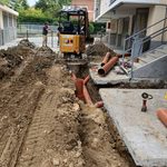 Scavo a trincea con miniescavatore per la posa della rete fognaria a Moncalieri